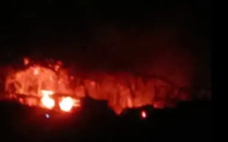 حريق هائل يلتهم مصنع بلاستيك اثر غارة على مخزن للحوثيين في صنعاء