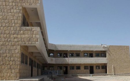 تم حجبها وحجزها.. محافظ تعز يطالب وزارة التربية بالإفراج عن استمارات الثانوية لـ 490 طالب وطالبة من أبناء مديرية سامع