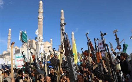 مسؤول حوثي يتوعد بتصفية قيادات من الجماعة ويصفهم بـ"الزنادقة"