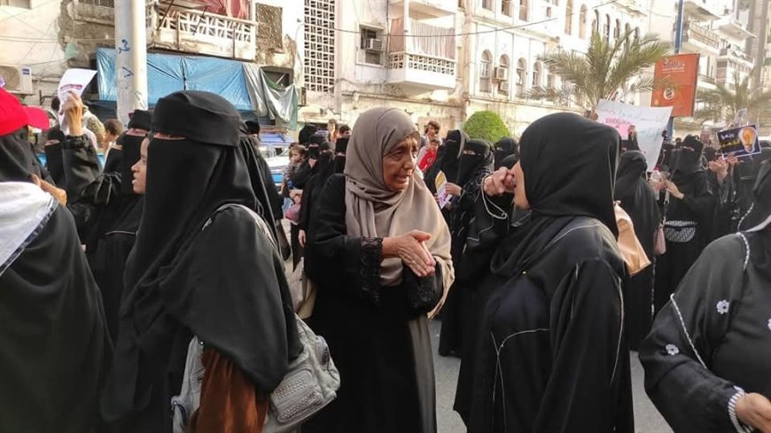 عدن.. تواصل الاحتجاجات النسائية المطالبة بتوفير الخدمات