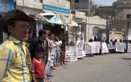 وقفة احتجاجية بتعز تنديدًا بالاعتداءات المتكررة التي يتعرض لها مركز 14 أكتوبر الصحي  .