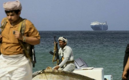 صحيفة بريطانية: استئناف الحوثيين لهجماتهم البحرية يثبت فشل الحملة العسكرية الأمريكية ضدهم