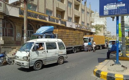 سائقو شاحنات الدواجن في تعز يحتجون على الرسوم الباهظة والجبايات غير القانونية