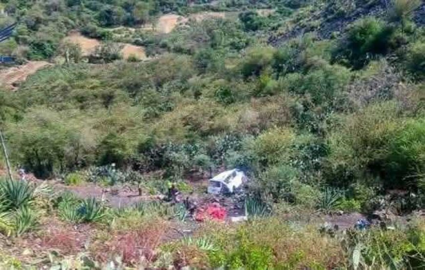 وفاة 4 أشخاص وإصابة 10 آخرين بحادث مروع في نقيل سمارة شمال إب