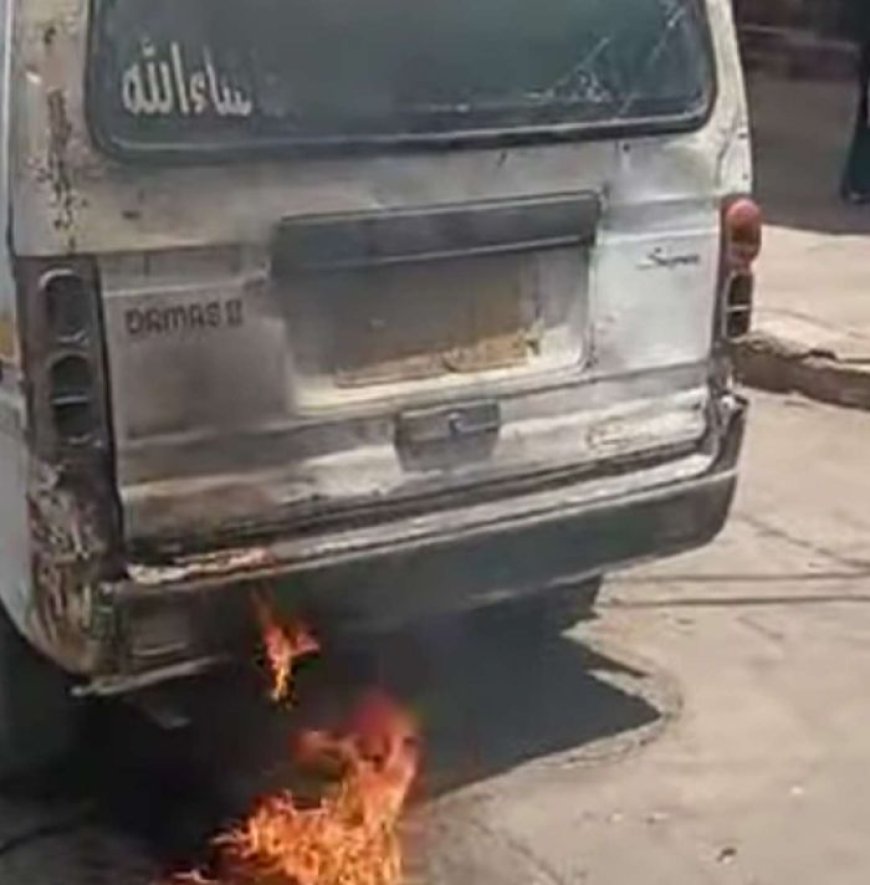 صنعاء.. سائق يحرق باصه بسبب مضايقات مليشيا الحوثي